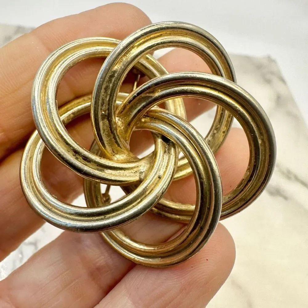 Gold tone intertwined circle vintage brooch